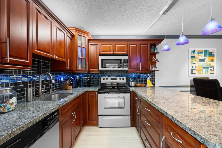 Tastefully Renovated &amp; Move-In Ready 2BR/2.5BA Townhome in - photo 6