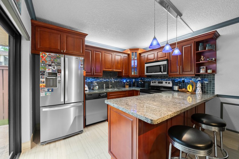 Tastefully Renovated &amp; Move-In Ready 2BR/2.5BA Townhome in - photo 7