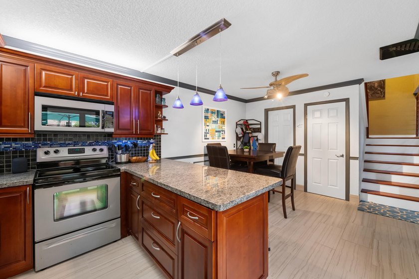 Tastefully Renovated &amp; Move-In Ready 2BR/2.5BA Townhome in - photo 8