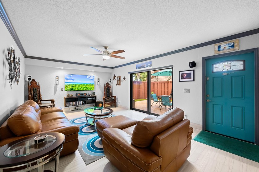 Tastefully Renovated &amp; Move-In Ready 2BR/2.5BA Townhome in - photo 10
