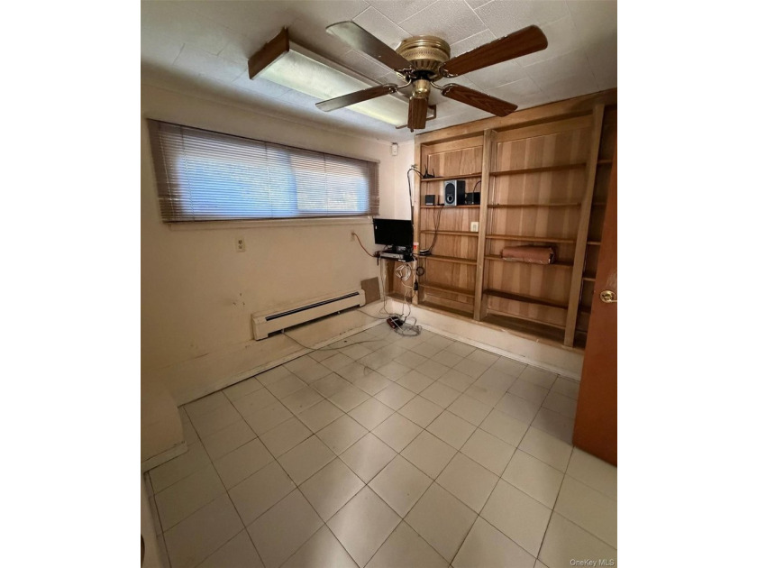 Large corner property 100 x 100 and almost 2000sq ft of living - photo 21
