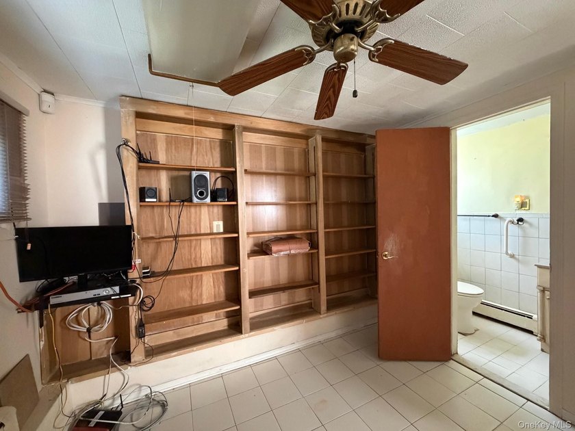 Large corner property 100 x 100 and almost 2000sq ft of living - photo 22
