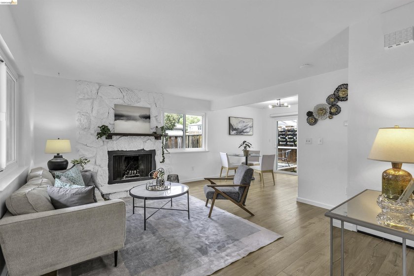 Beautiful townhouse-style, two-story condo featuring 2 bedrooms - photo 4