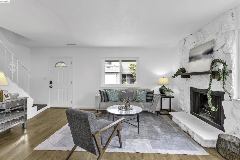 Beautiful townhouse-style, two-story condo featuring 2 bedrooms - photo 6