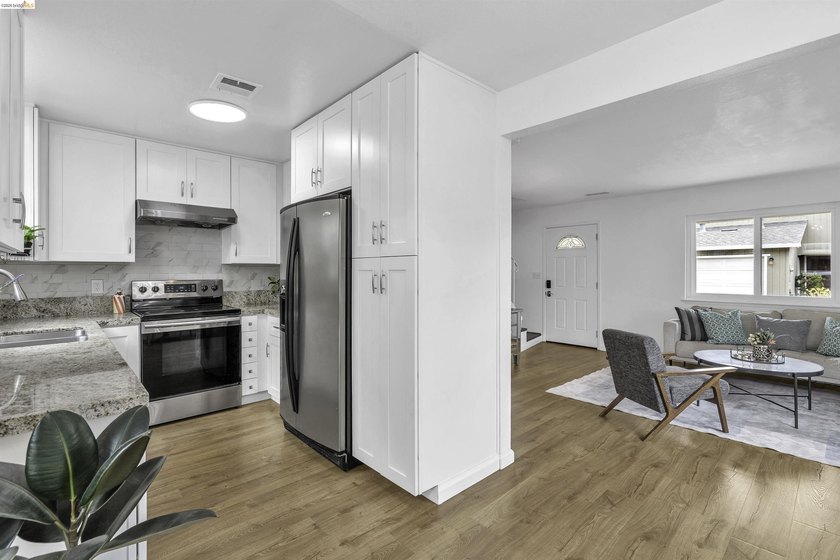 Beautiful townhouse-style, two-story condo featuring 2 bedrooms - photo 8
