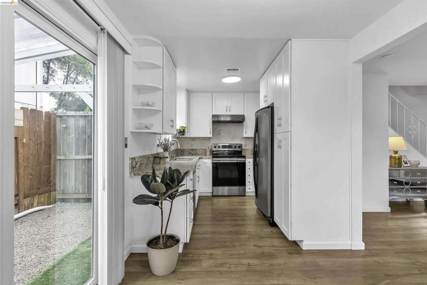 Beautiful townhouse-style, two-story condo featuring 2 bedrooms - photo 10