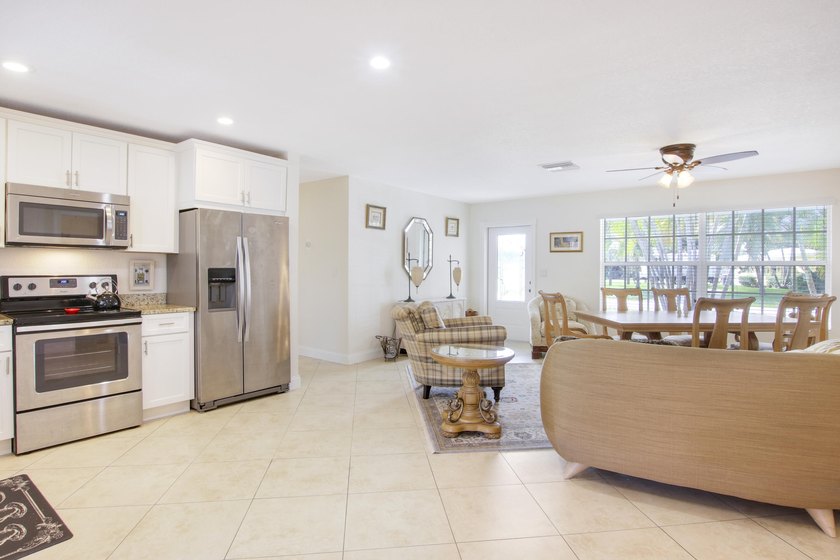 Welcome to this charming 4-bedroom, 2-bathroom home that - photo 3