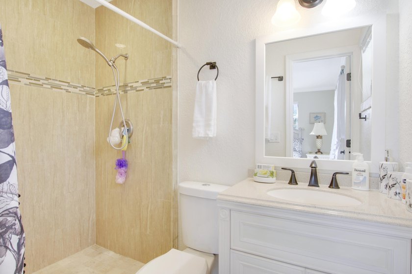 Welcome to this charming 4-bedroom, 2-bathroom home that - photo 8