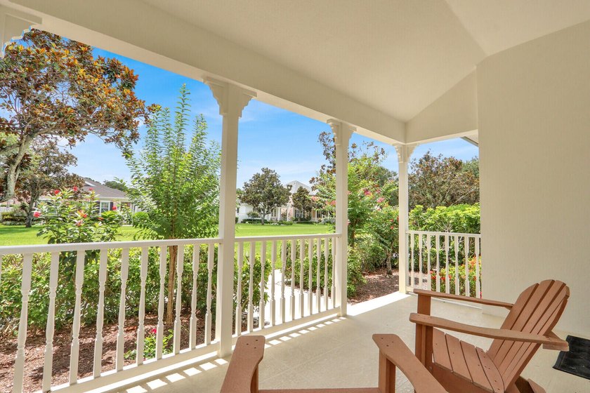 Charming 2BR/ 2 BA (NYC) style bungalow facing a large green - photo 3