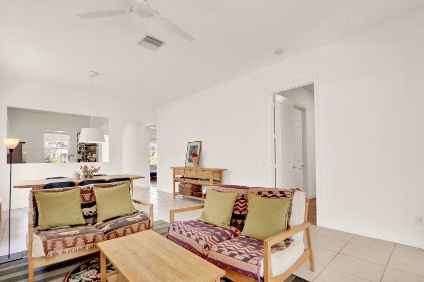 Charming 2BR/ 2 BA (NYC) style bungalow facing a large green - photo 4