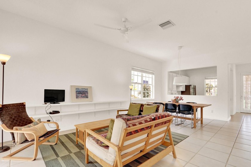 Charming 2BR/ 2 BA (NYC) style bungalow facing a large green - photo 5