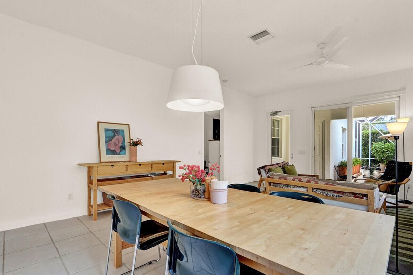 Charming 2BR/ 2 BA (NYC) style bungalow facing a large green - photo 6