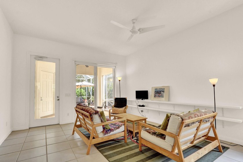 Charming 2BR/ 2 BA (NYC) style bungalow facing a large green - photo 9