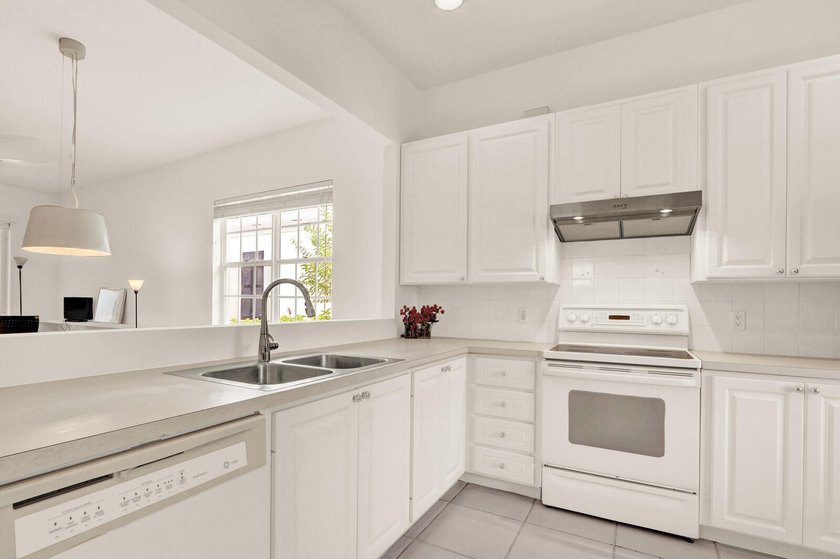 Charming 2BR/ 2 BA (NYC) style bungalow facing a large green - photo 10