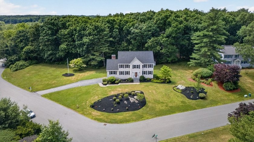 Beautifully maintained Colonial set on a manicured one-acre - photo 2