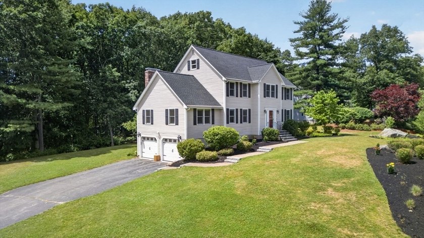 Beautifully maintained Colonial set on a manicured one-acre - photo 4