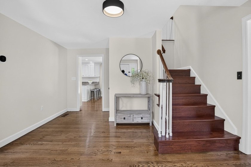 Beautifully maintained Colonial set on a manicured one-acre - photo 5