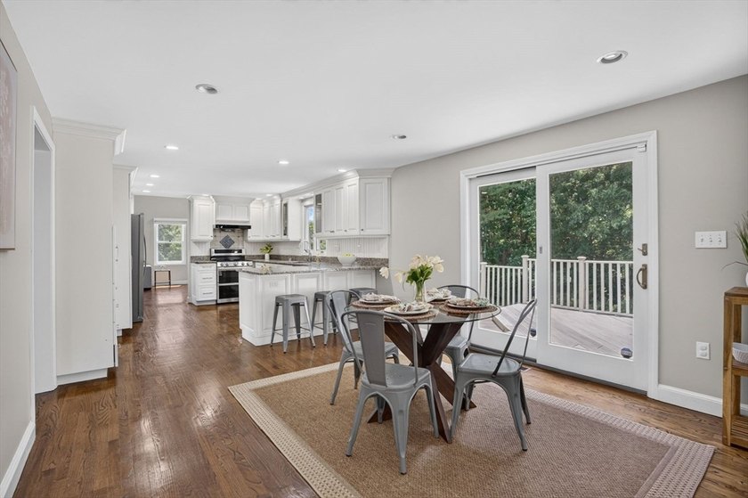 Beautifully maintained Colonial set on a manicured one-acre - photo 6