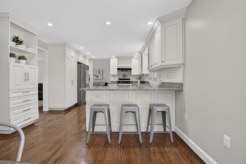 Beautifully maintained Colonial set on a manicured one-acre - photo 8