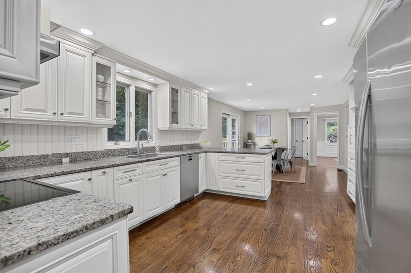 Beautifully maintained Colonial set on a manicured one-acre - photo 9