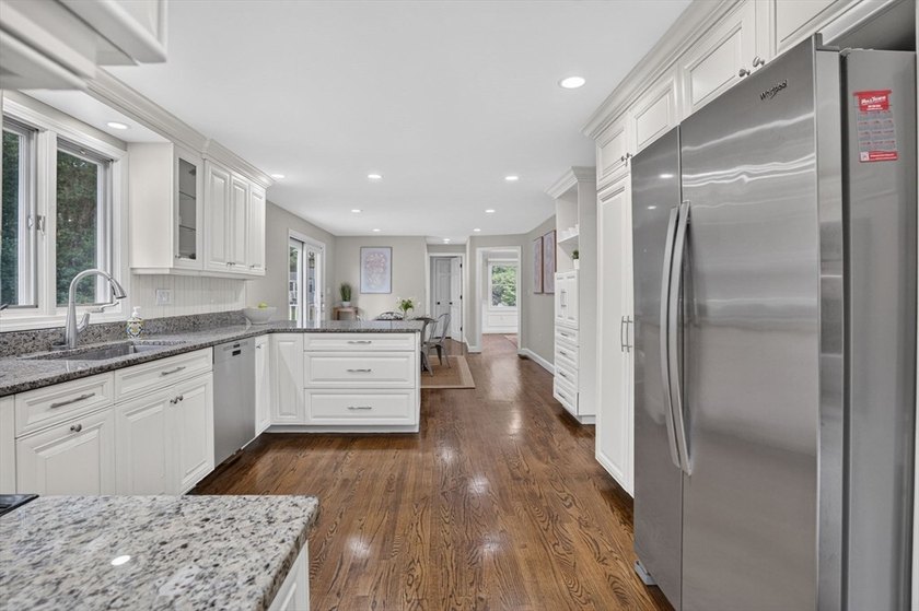 Beautifully maintained Colonial set on a manicured one-acre - photo 10