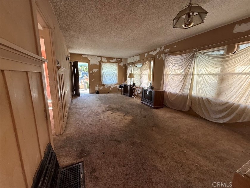 561 W 3rd St - photo 4