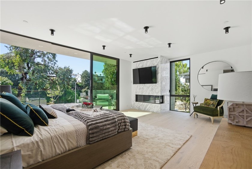 Welcome to 400 Heliotrope, a newly built Village gem ideally - photo 18