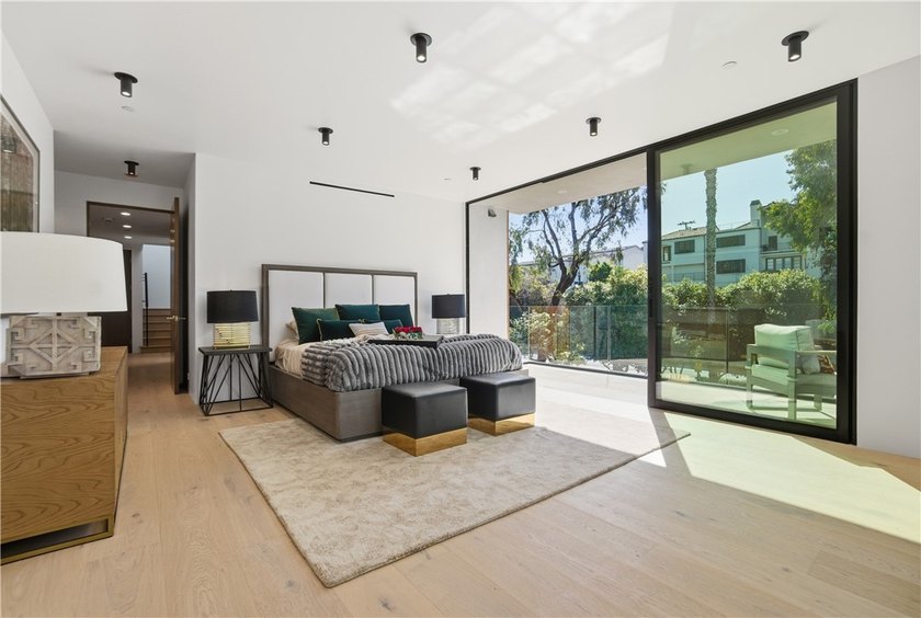 Welcome to 400 Heliotrope, a newly built Village gem ideally - photo 19