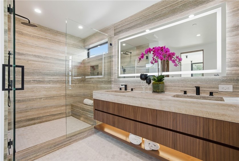 Welcome to 400 Heliotrope, a newly built Village gem ideally - photo 21