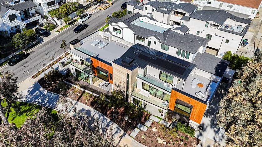 Welcome to 400 Heliotrope, a newly built Village gem ideally - photo 29