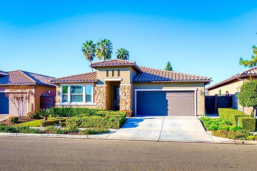 Elegant and sophisticated single-story home located on the golf - photo 3