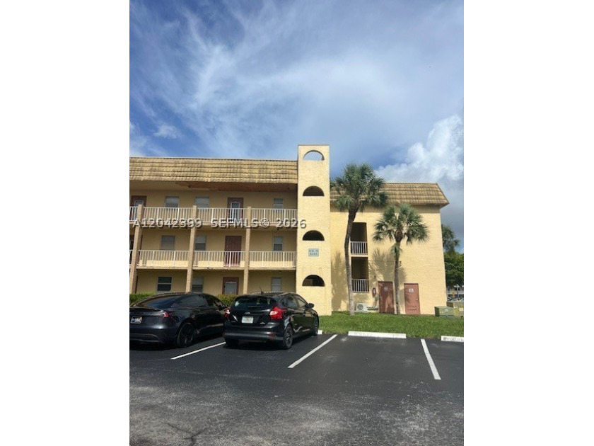 1 bedroom 1 bathroom with den, corner unit with lake view - photo 2