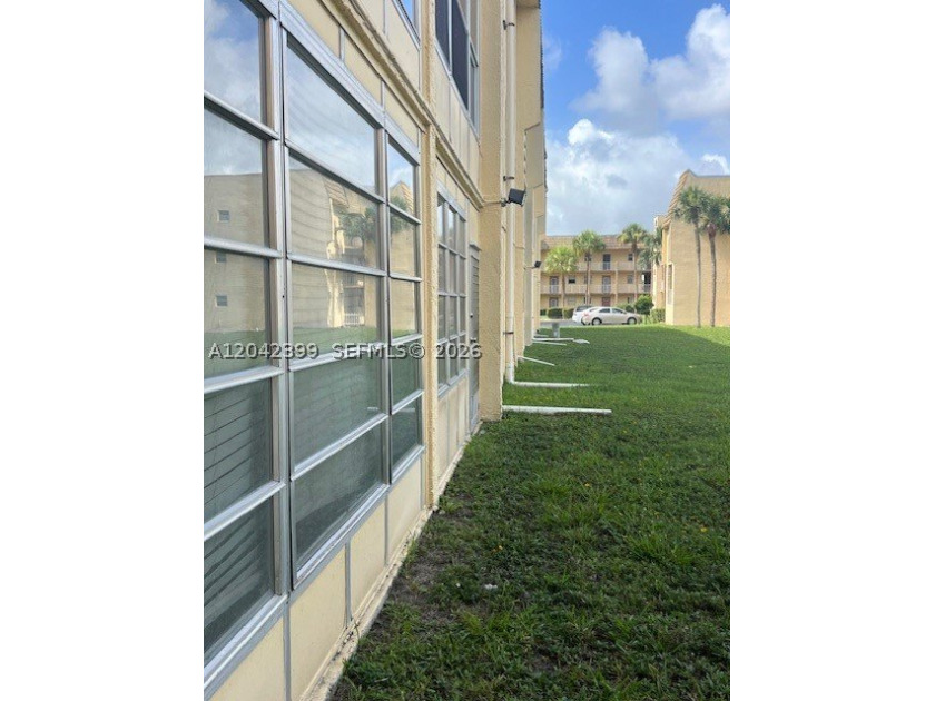 1 bedroom 1 bathroom with den, corner unit with lake view - photo 6