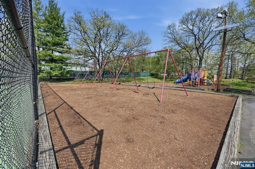 ABSOLUTELY STUNNING! unit 2809 is a recently Fully renovated and - photo 33