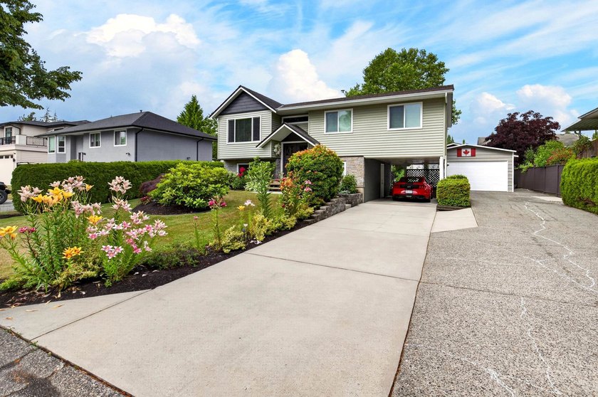 Welcome to this beautifully renovated 4-bedroom home, perfectly - photo 3