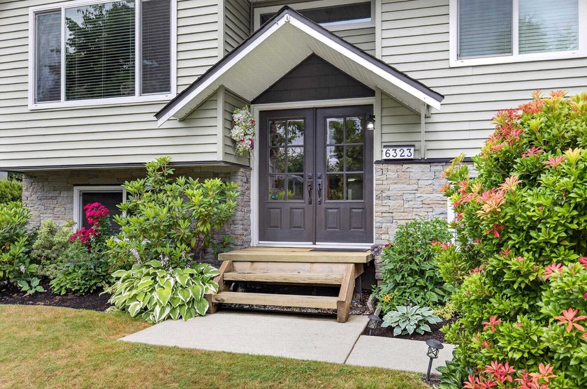 Welcome to this beautifully renovated 4-bedroom home, perfectly - photo 4