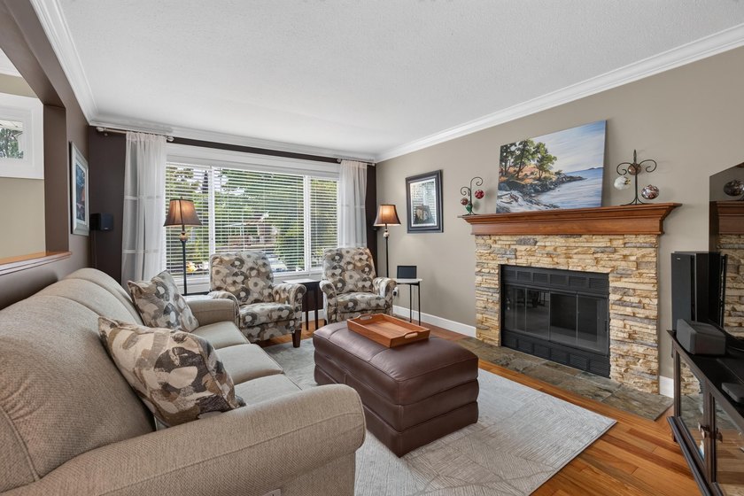 Welcome to this beautifully renovated 4-bedroom home, perfectly - photo 6