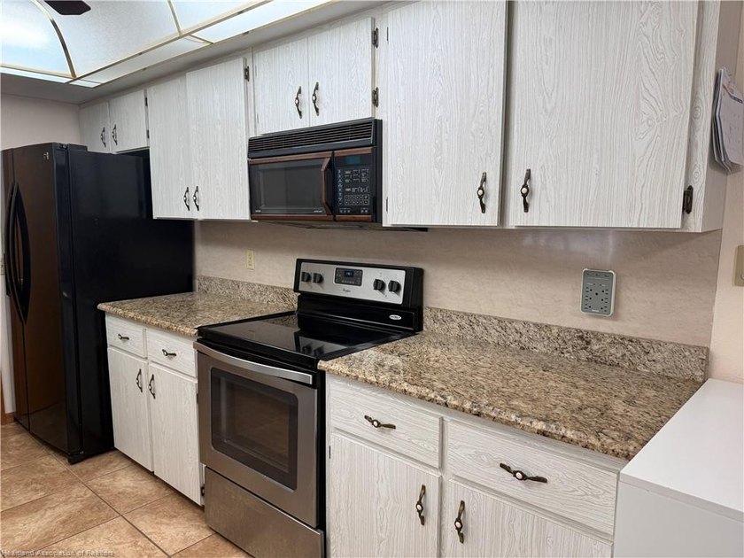 Open house this Saturday Noon to 2:00. Currently under contract - photo 12