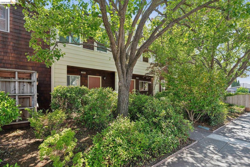 Rarely available Berkeley townhome! Built with a thoughtful - photo 2