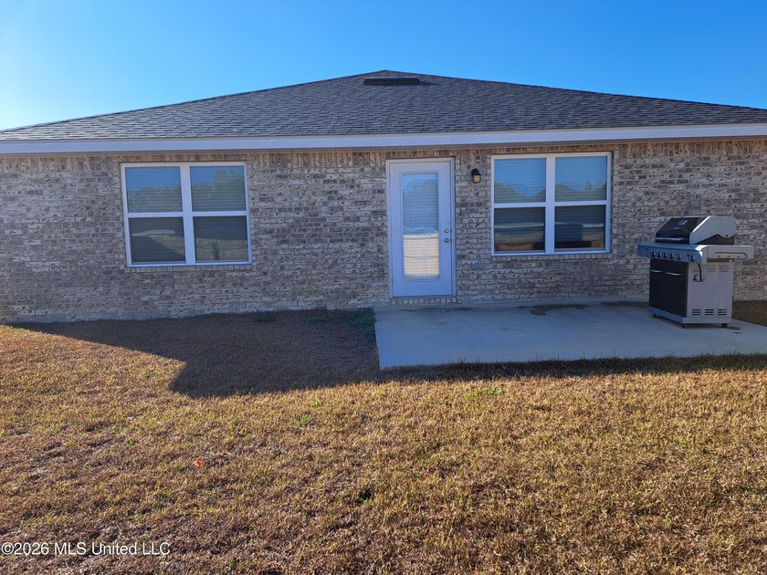 Great house! Spacious open floor plan with easy care luxury - photo 2