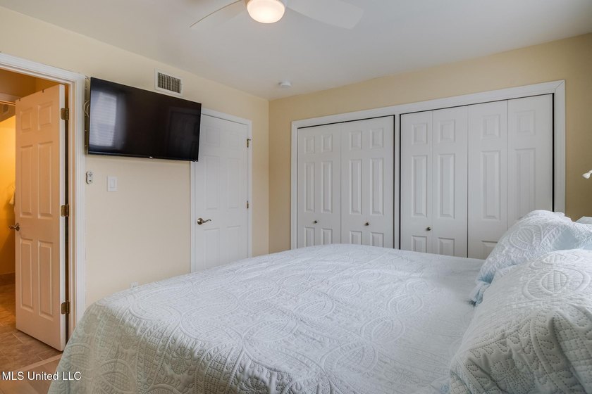 Beautifully Updated Two-Bedroom Condo in Prime Location! - photo 14