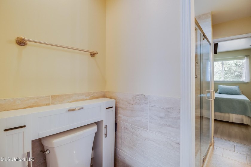 Beautifully Updated Two-Bedroom Condo in Prime Location! - photo 15