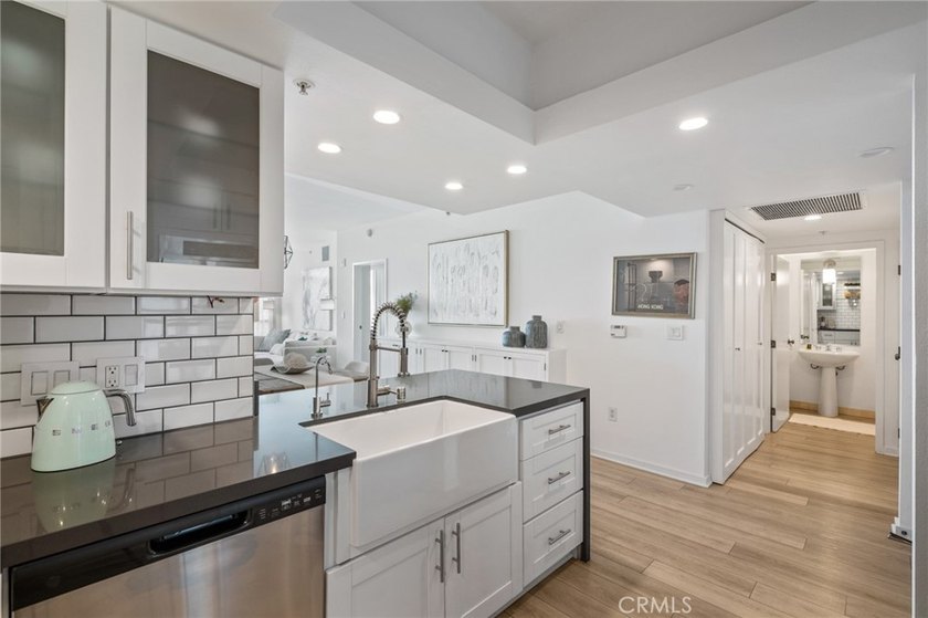 Beautifully updated 2-bedroom, 2.5-bath residence in the highly - photo 4