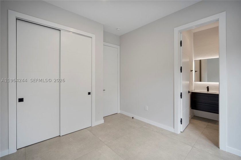 Discover this one-of-a-kind 5-bedroom, 5.5-bath modern townhome - photo 19
