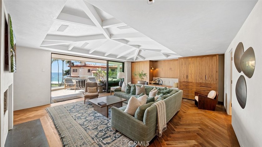 Just a stone's throw from the beach, 27 Emerald Bay offers a - photo 7