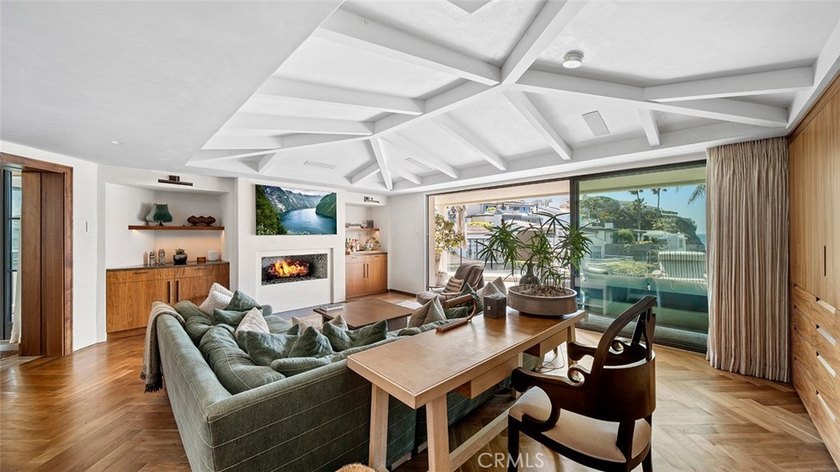 Just a stone's throw from the beach, 27 Emerald Bay offers a - photo 8