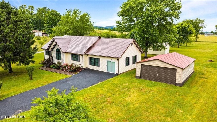 Beautifully maintained ranch-style home offering 3 bedrooms, 2 - photo 3