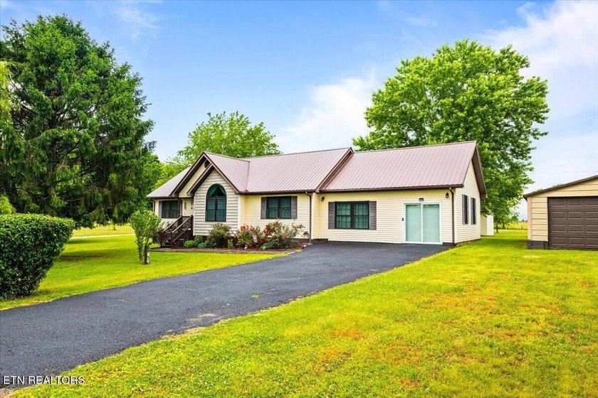 Beautifully maintained ranch-style home offering 3 bedrooms, 2 - photo 4