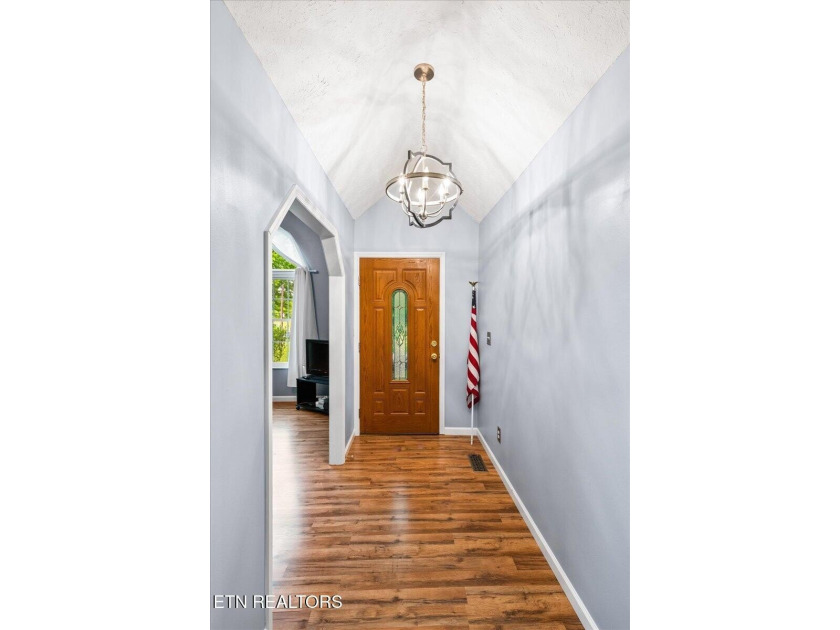 Beautifully maintained ranch-style home offering 3 bedrooms, 2 - photo 6