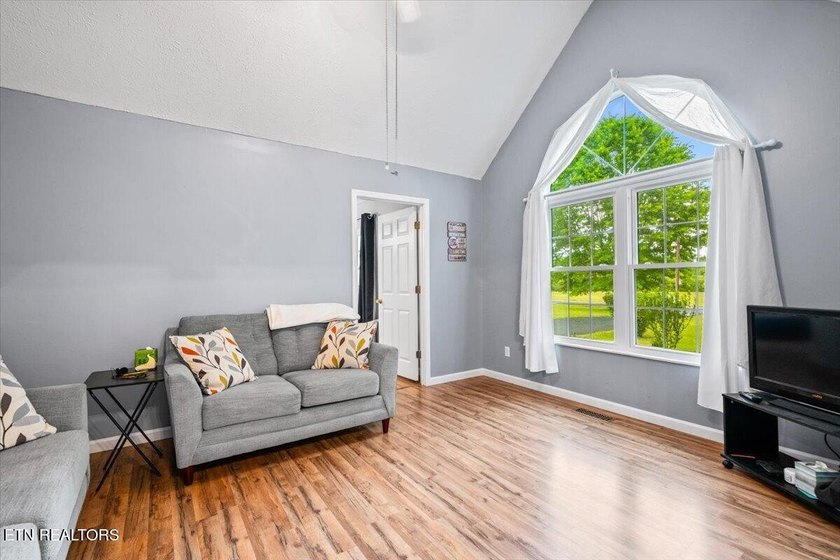 Beautifully maintained ranch-style home offering 3 bedrooms, 2 - photo 8